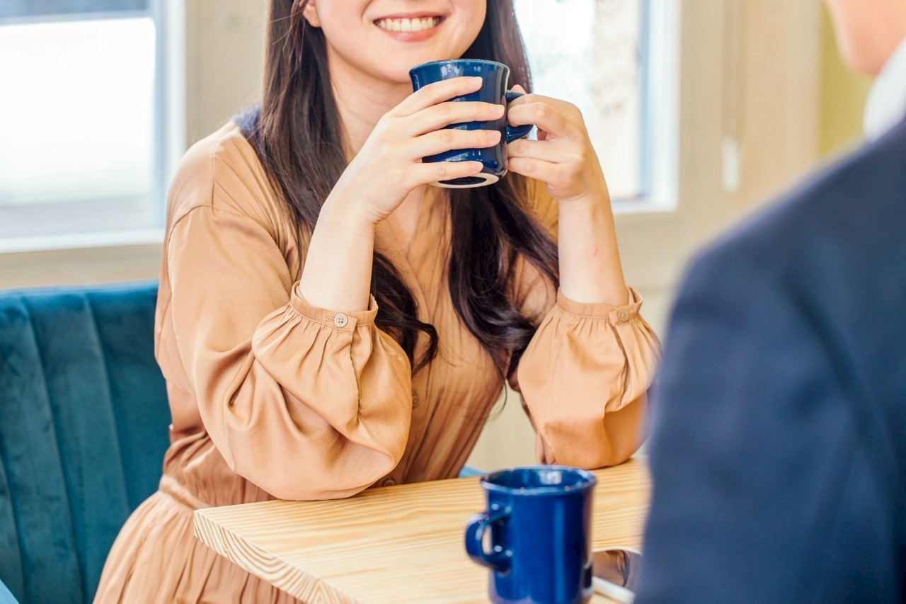 カフェで笑顔の女性