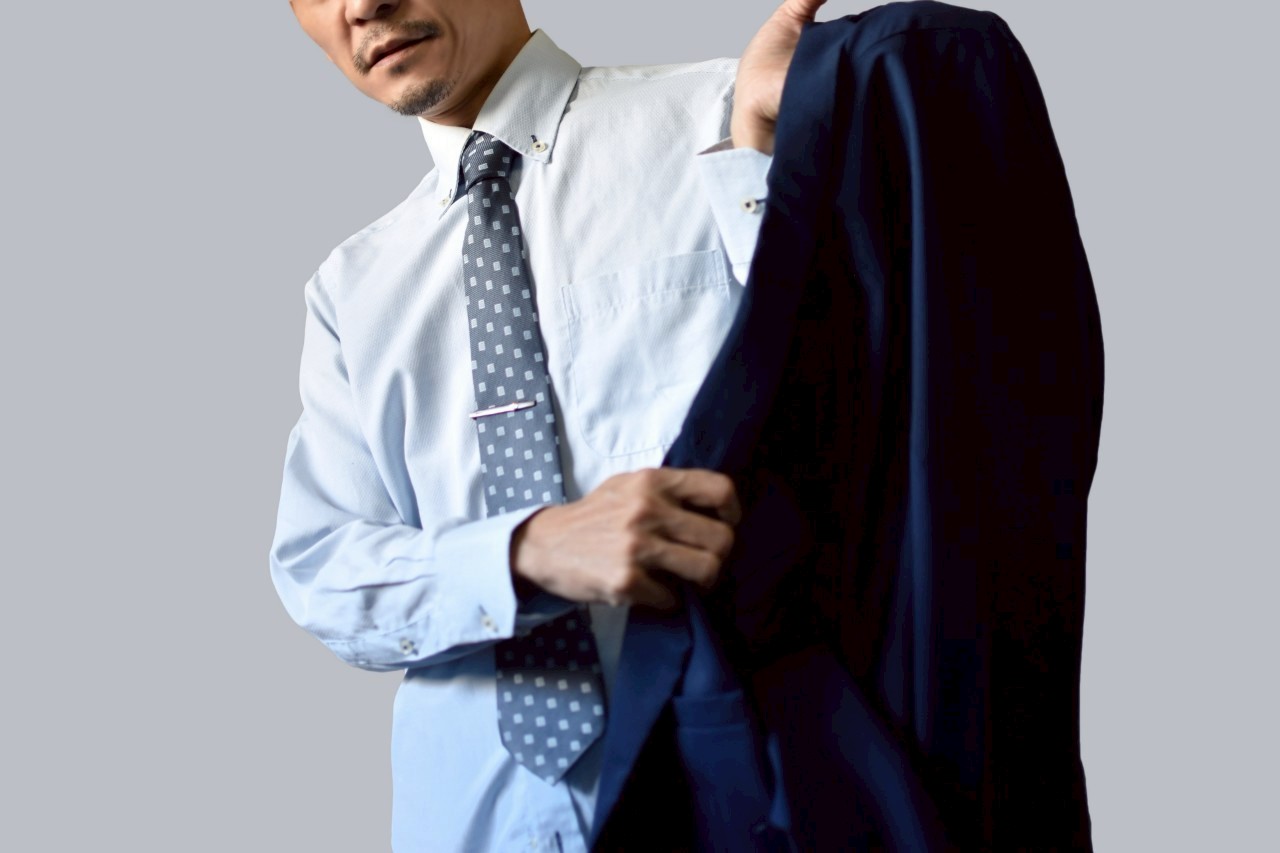 スーツを整える男性