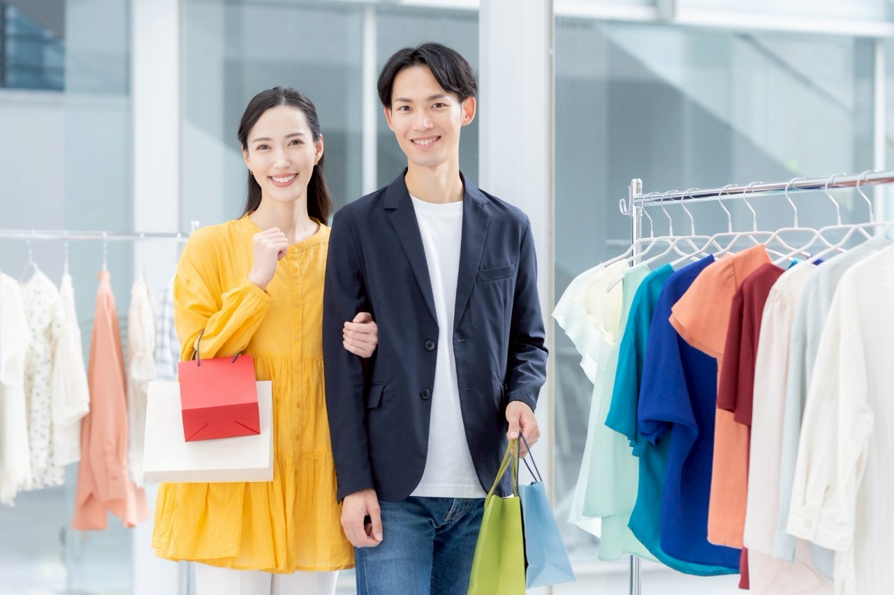 買い物を楽しむカップル